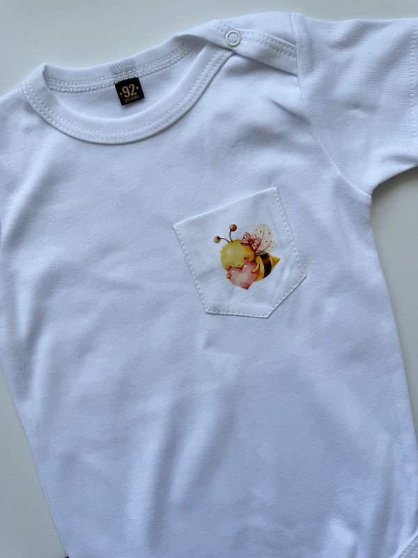 Body białe z krótkim rękawem z pszczółką na kieszonce rozmiar 92