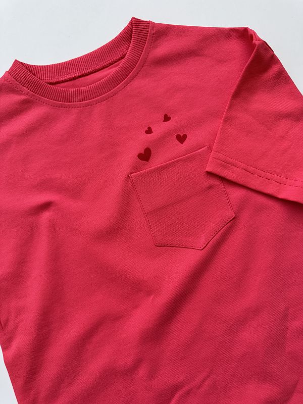 Koszulka koralowa z kieszonką i serduszkami rozmiar 98