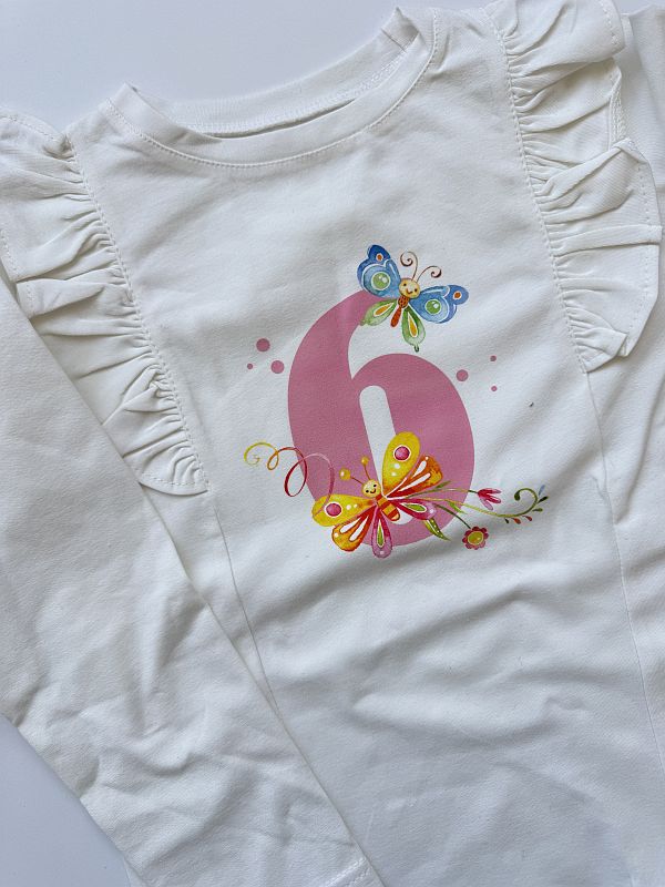 Koszulka ecru z cyferką 6 rozmiar 122