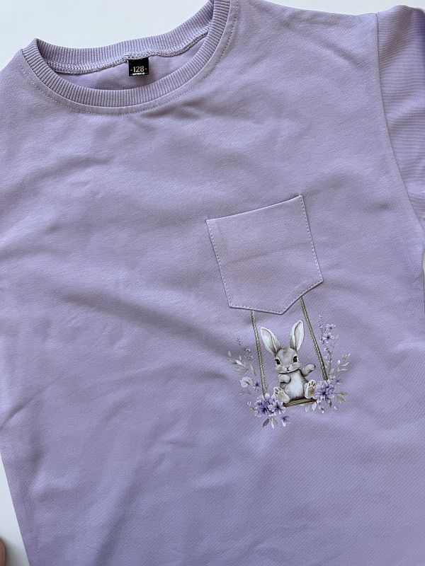 Koszulka liliowa z misiem na huśtawce i kieszonką rozmiar 128