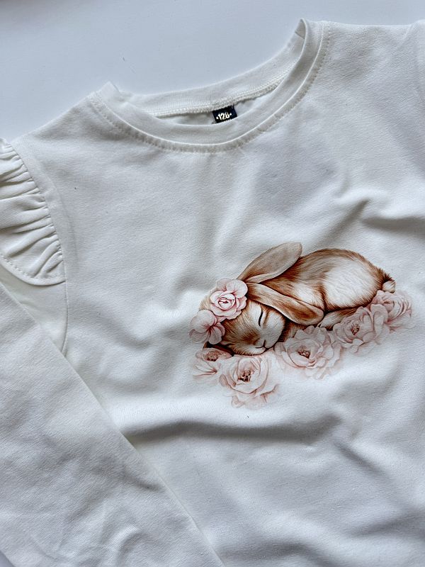 Koszulka ecru z ozdobnym rękawem śpiący zajączek rozmiar 128