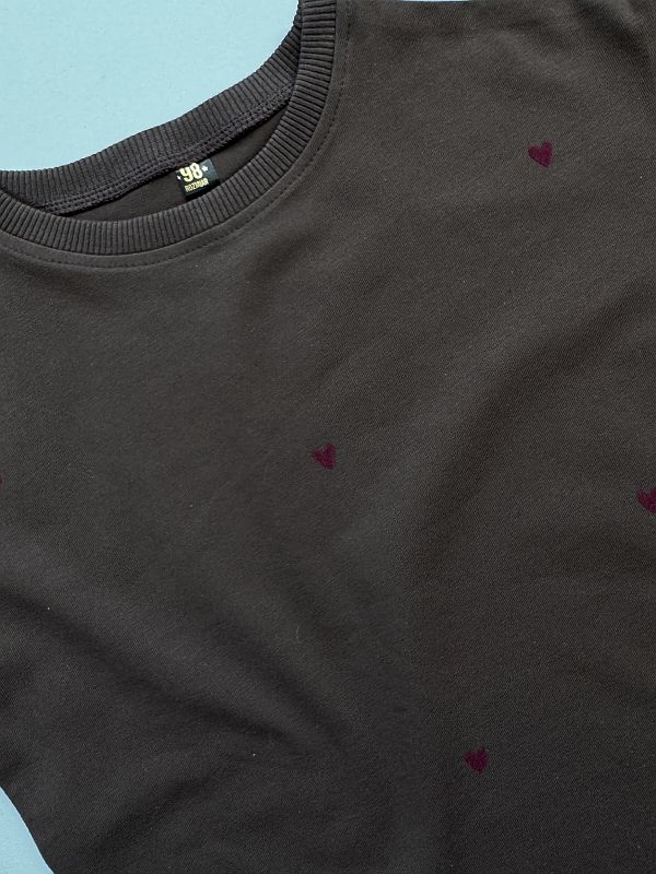 Koszulka oliwkowa z serduszkami rozmiar 98