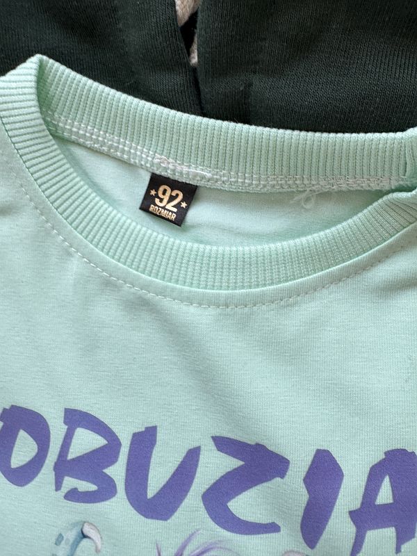 Koszulka z napisem łobuziak i dinusiem rozmiar 92