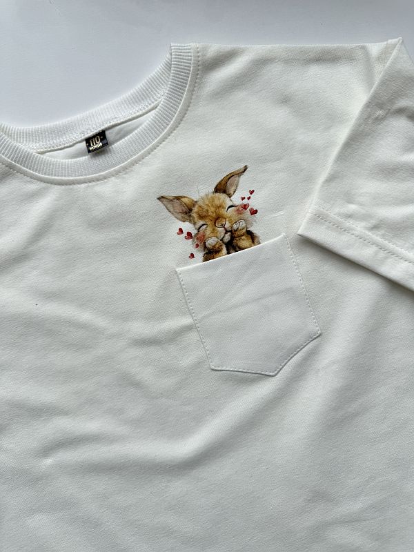 Koszulka ecru z krótkim rękawem królik w kieszonce rozmiar 110