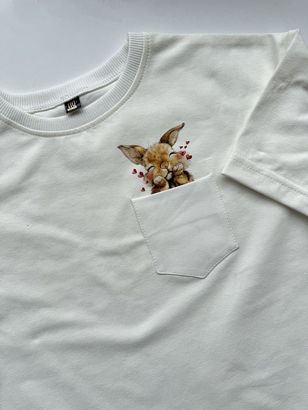 Koszulka ecru z krótkim rękawem królik w kieszonce rozmiar 110