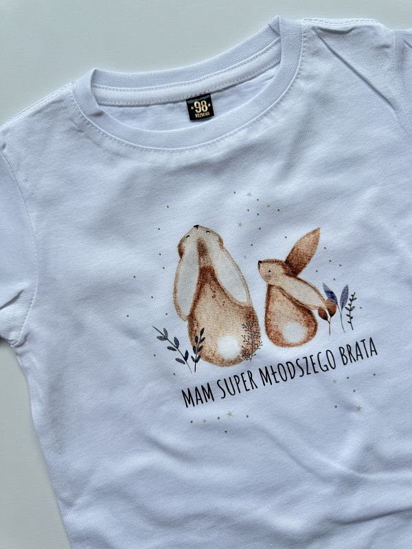 Koszulka biała z krótkim rękawem mam super młodszgo brata rozmiar 98