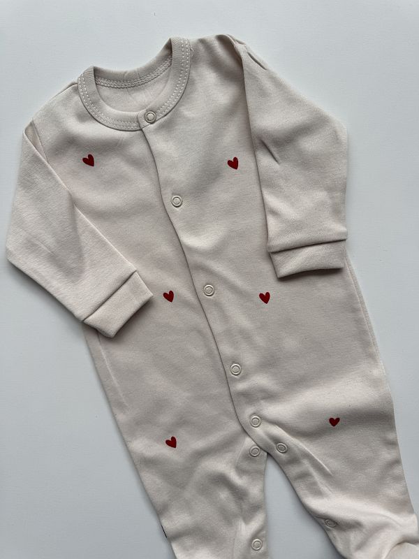 Pajac ze stópkami beżowy w serduszka rozmiar 62