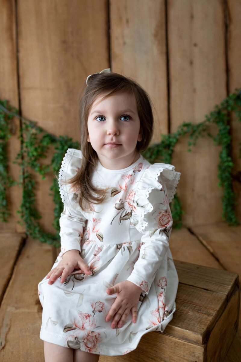 Sukienka w delikatne kwiaty rozmiar 128