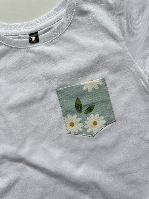 Koszulka biała z krótkim rękawem niebieska kieszonka rozmiar 110