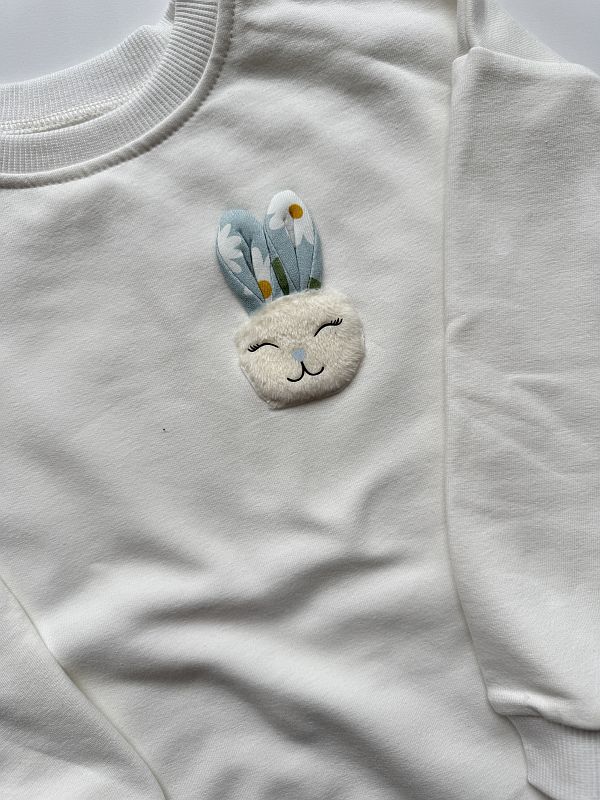 Bluza ecru z logo króliczka rozmiar 110