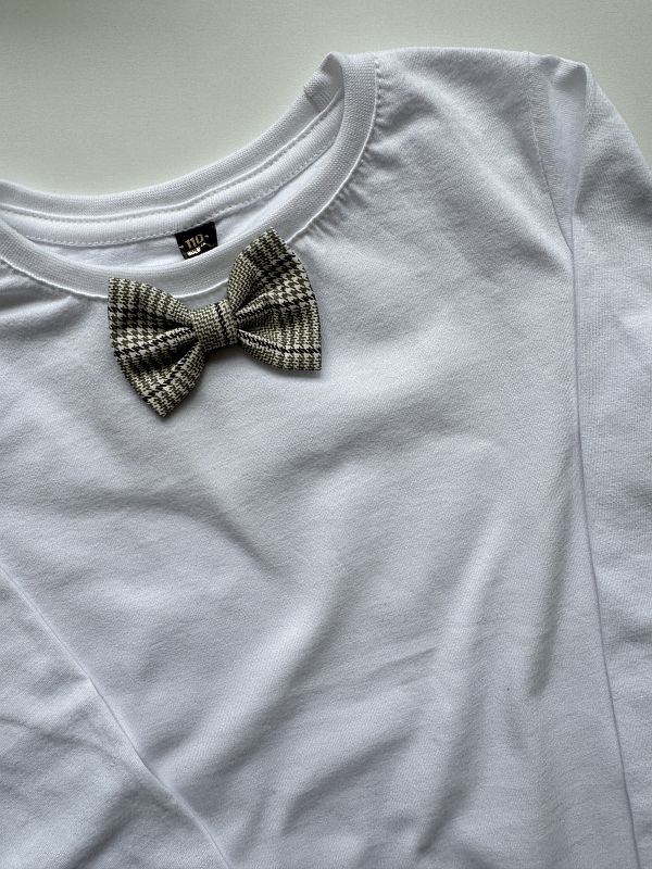 Koszulka biała z długim rękawem mucha w kratę rozmiar 110