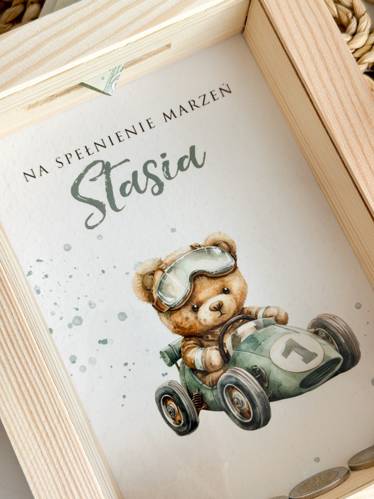 Skarbonka dla dziecka z nadrukiem misia w aucie