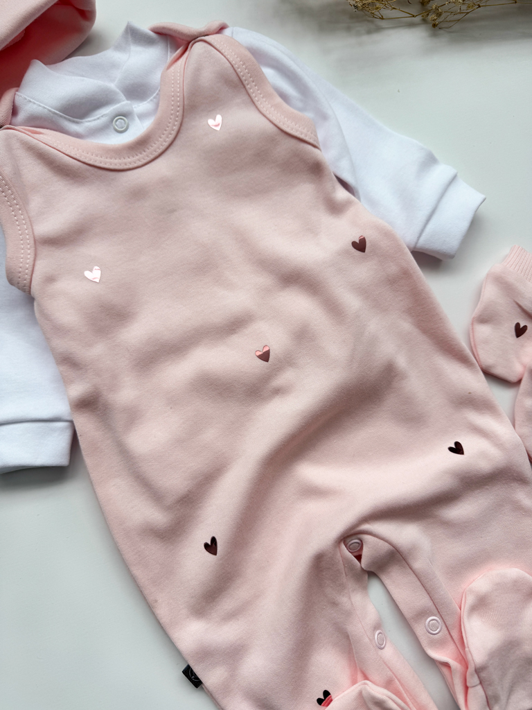 Śpiochy niemowlęce z nadrukiem metalicznych serduszek