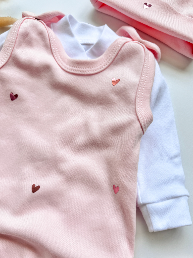 Śpiochy niemowlęce z nadrukiem metalicznych serduszek