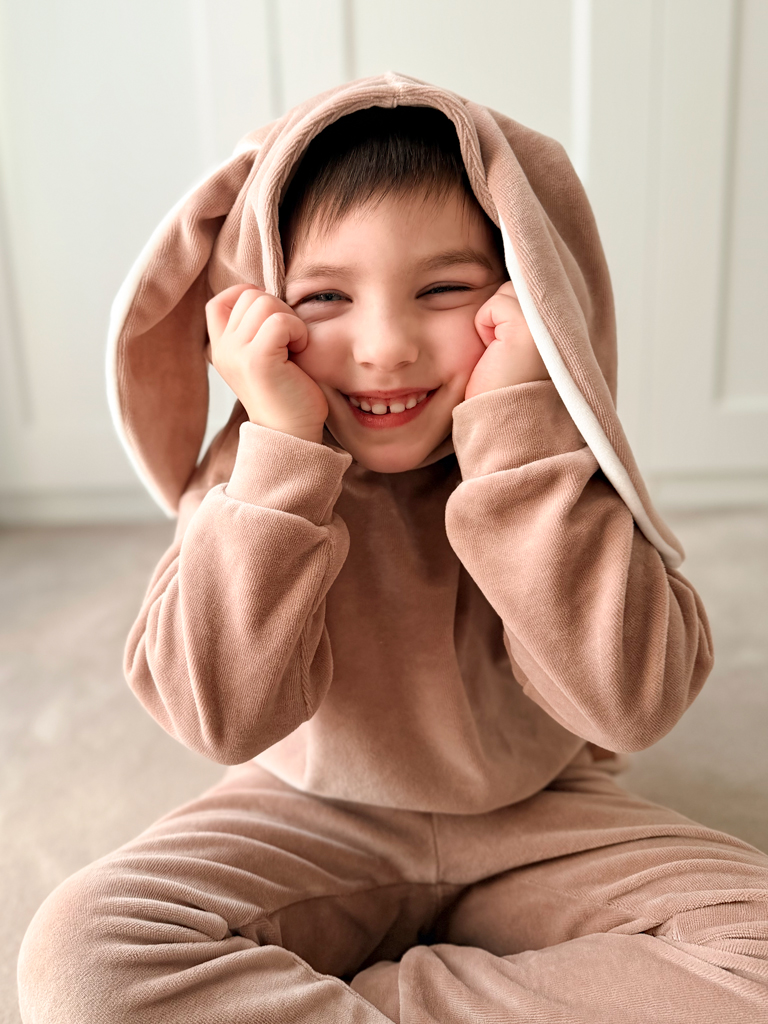 Dres welurowy dziecięcy z uszkami zajączka beżowy