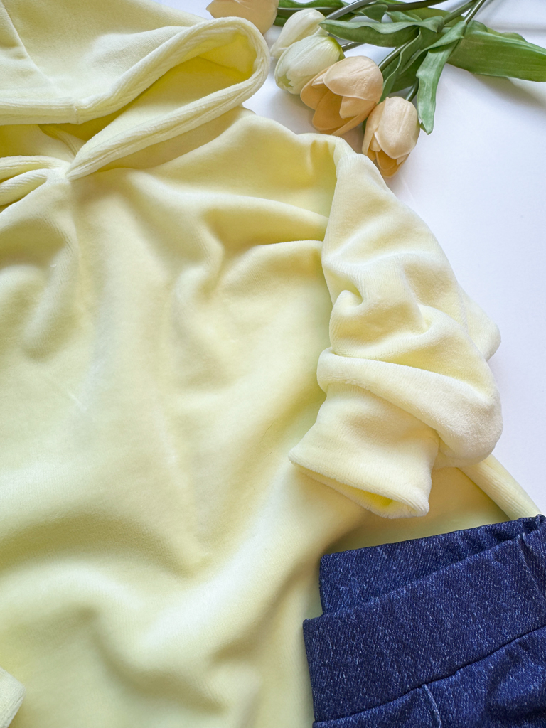 Welurowa bluza dziecięca z kapturem cytrynowa - obrazek 3