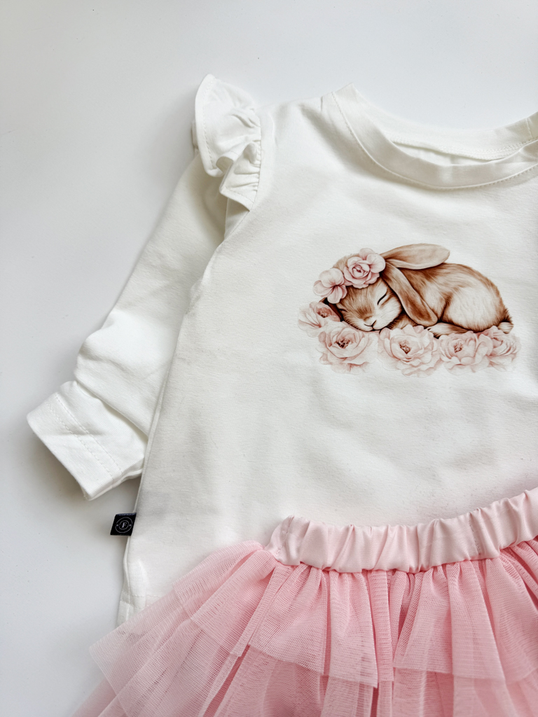 Koszulka z falbankami przy rękawach króliczek na różach