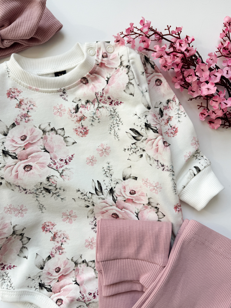 Body niemowlęce kwiaty w kępkach