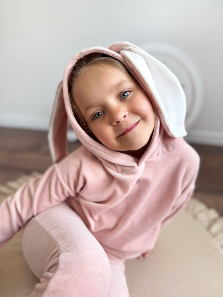 Dres welurowy dziecięcy z uszkami zajączka różowy