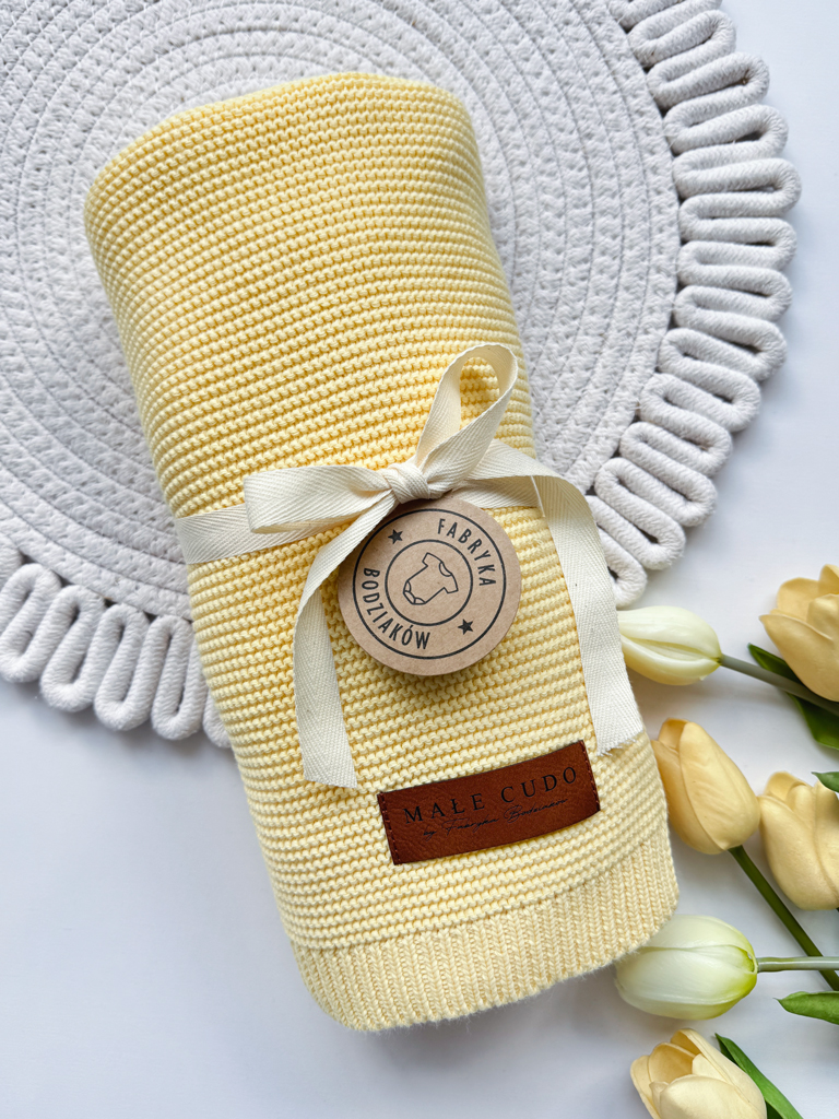 Żółty kocyk dla niemowlaka