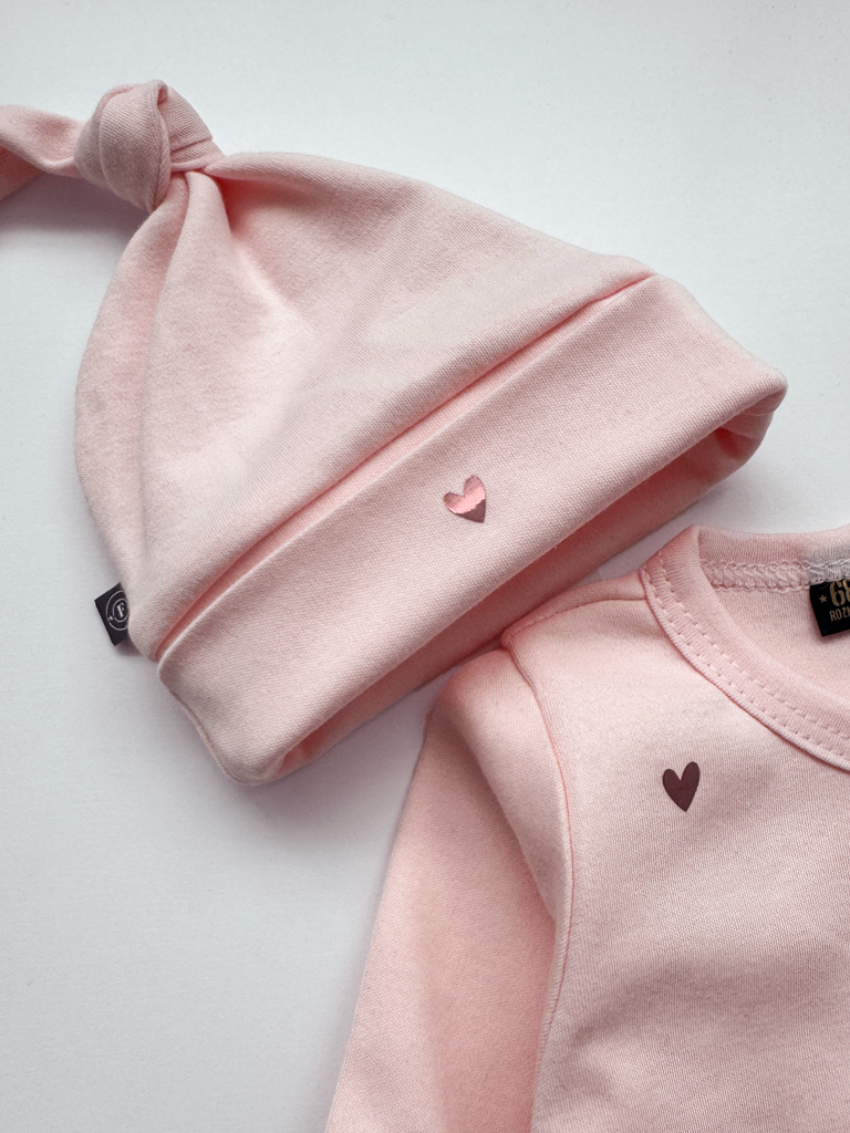 Czapeczka supełek z nadrukiem metalicznego serduszka