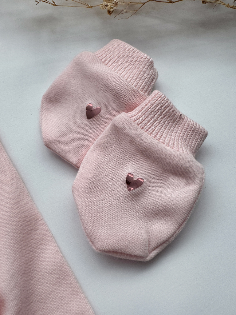 Niedrapki niemowlęce z nadrukiem metalicznych serduszek