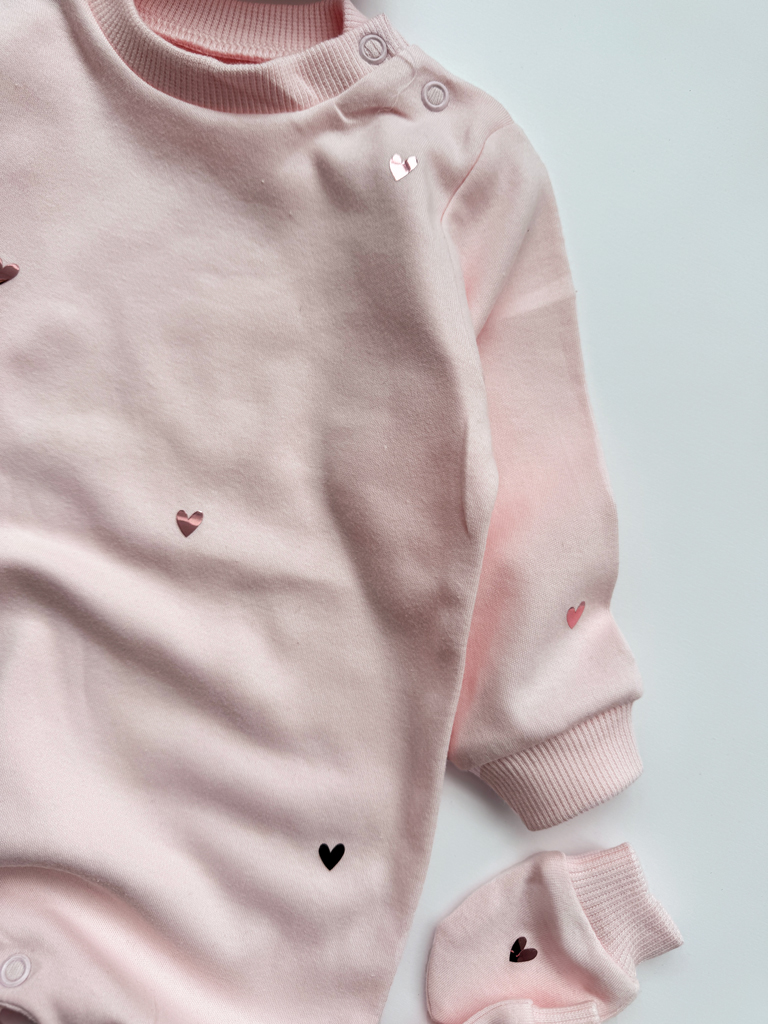 Pajac niemowlęcy z nadrukiem metalicznych serduszek