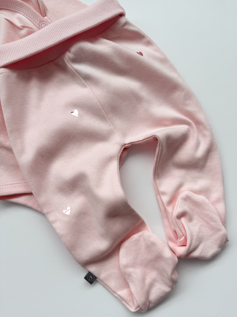 Półśpiochy niemowlęce z nadrukiem metalicznych serduszek