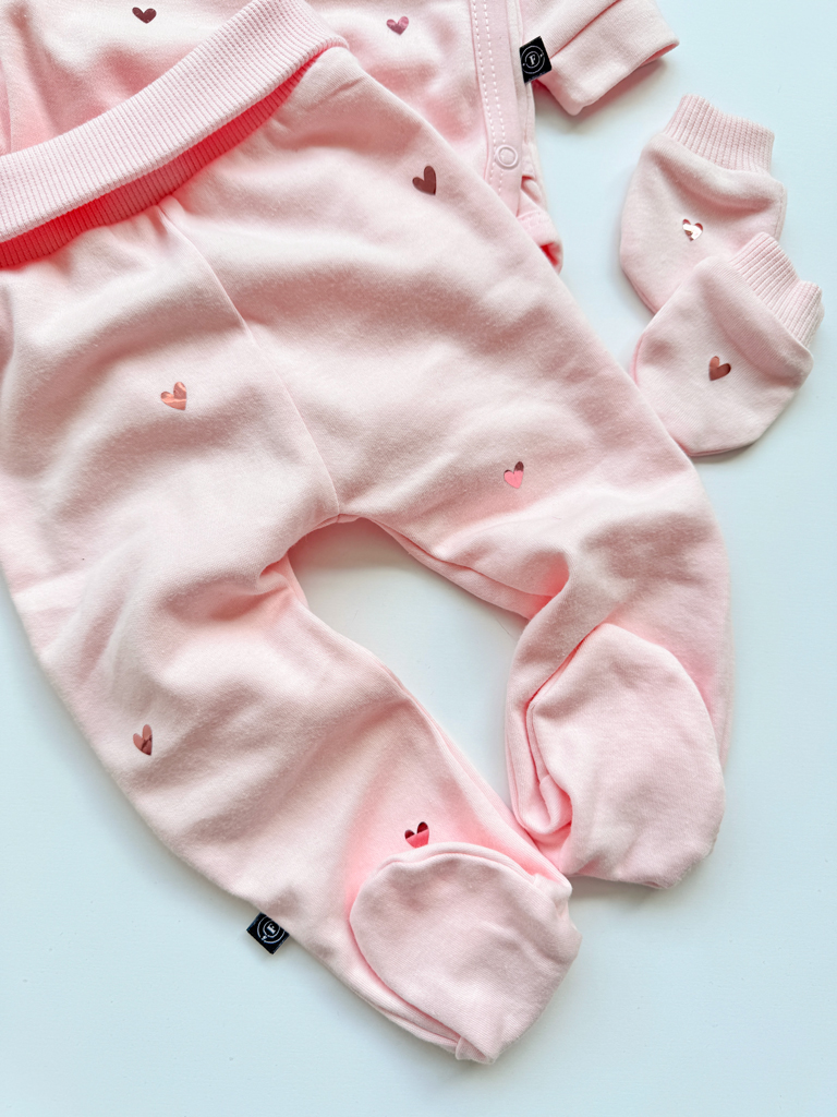 Półśpiochy niemowlęce z nadrukiem metalicznych serduszek