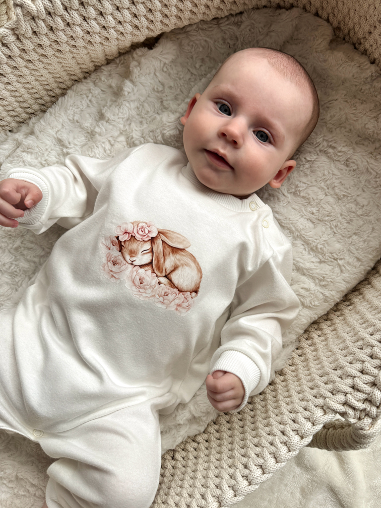 Pajac niemowlęcy króliczek na różach