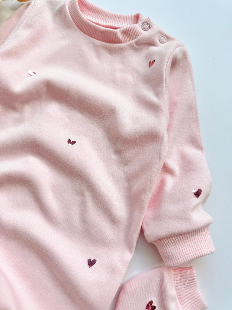 Pajac niemowlęcy z nadrukiem metalicznych serduszek