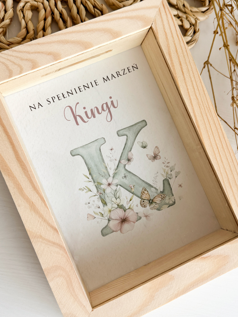 Skarbonka dla dziecka z nadrukiem kwiatowego inicjału