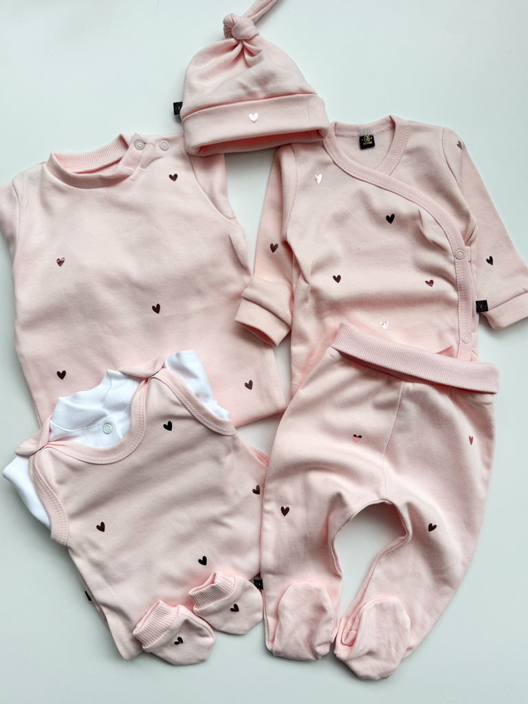 Zestaw wyprawkowy dla niemowlaka metaliczne serduszka 7el.