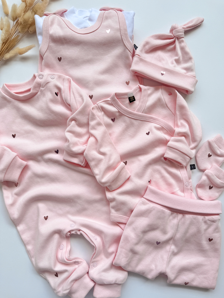 Zestaw wyprawkowy dla niemowlaka metaliczne serduszka 7el.