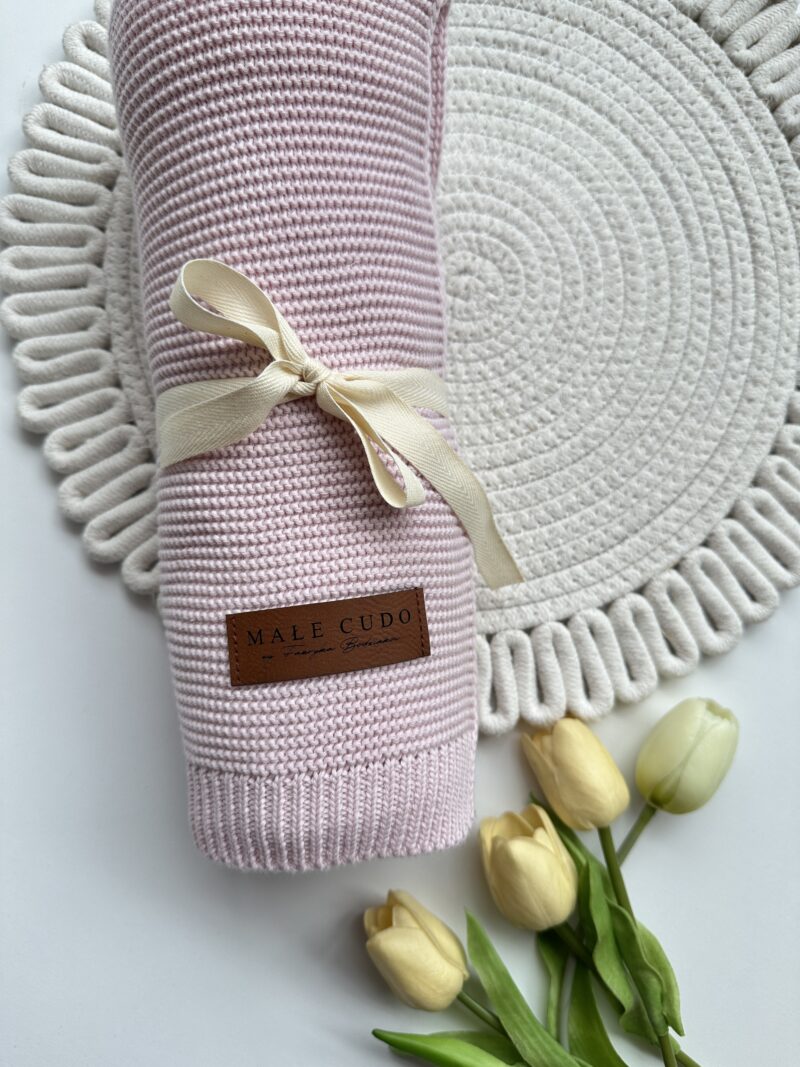 Różowy kocyk dla niemowlaka