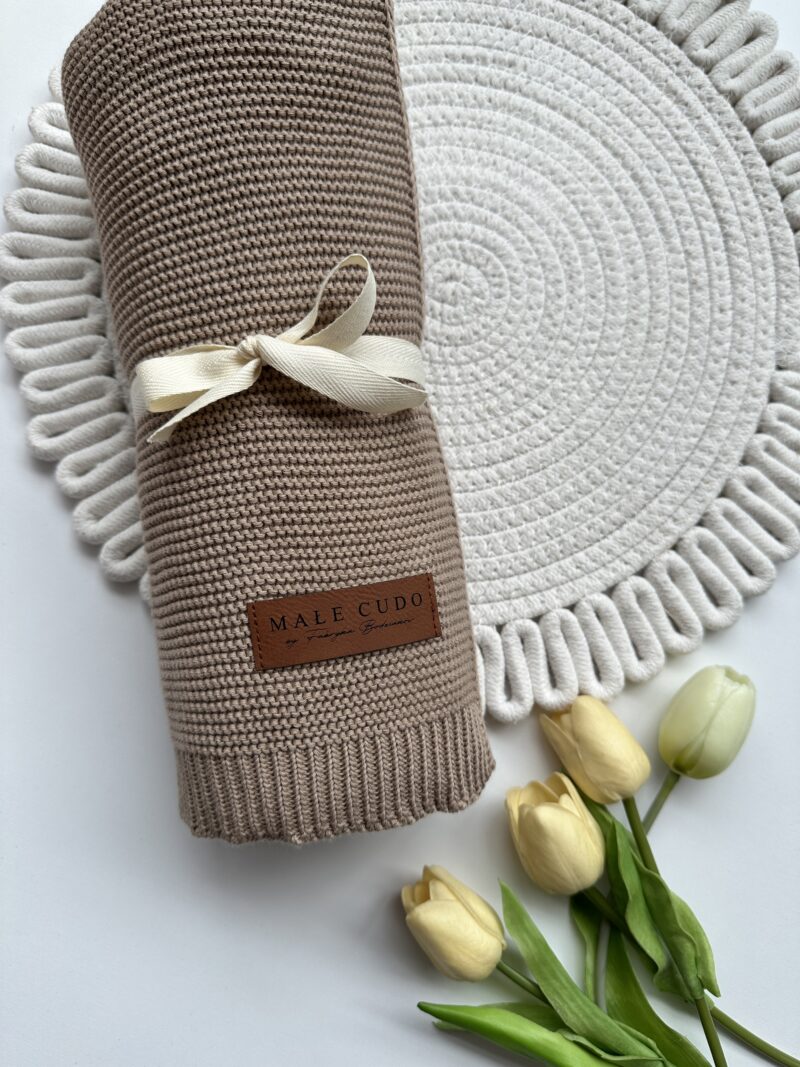 Kawowy kocyk dla niemowlaka