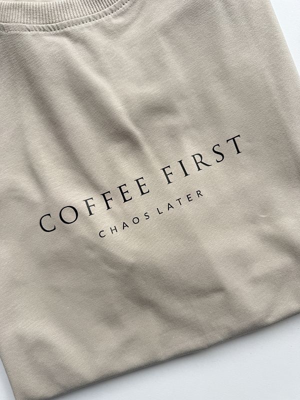 Koszulka damska beżowa coffee first chaos later rozmiar oversize