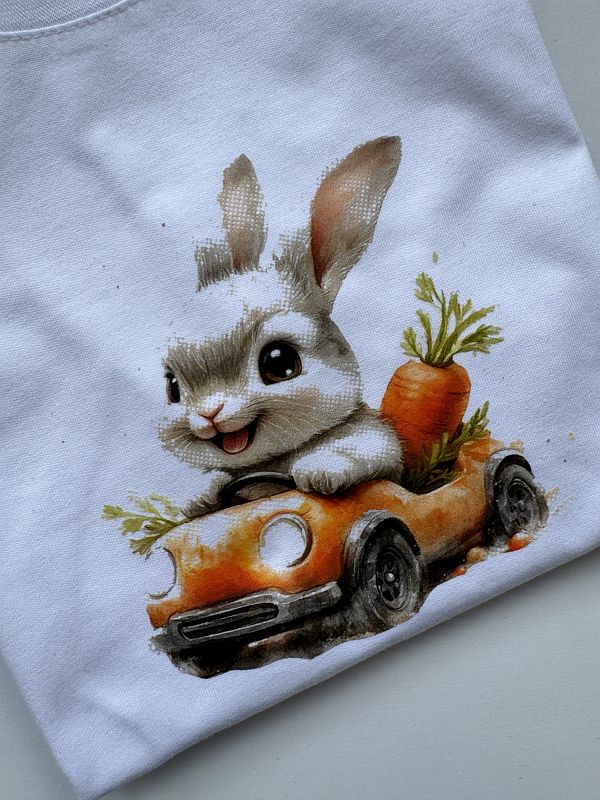 Koszulka biała z krótkim rękawem królik w aucie rozmiar 134