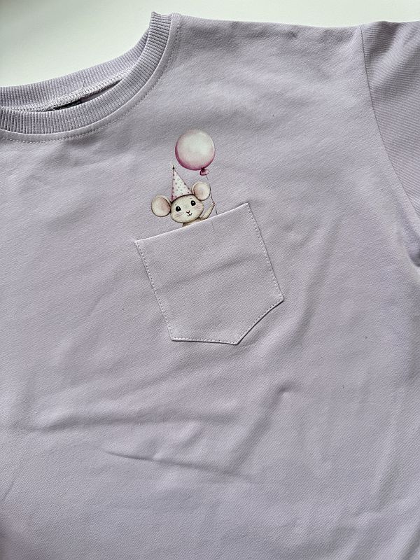 Koszulka liliowa z krótkim rękawem myszka w kieszonce rozmiar 128