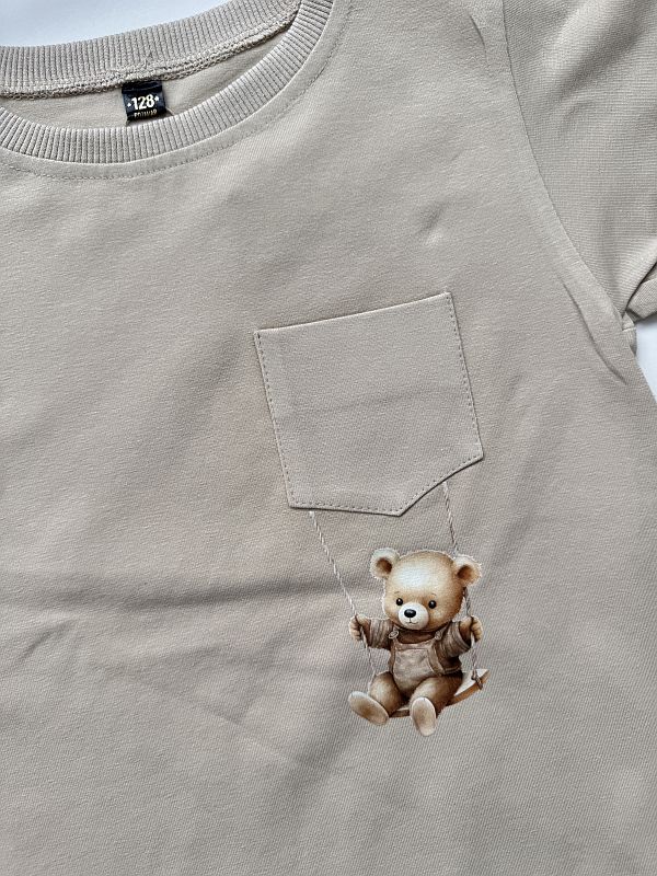 Koszulka beżowa z krótkim rękawem miś na huśtawce rozmiar 128