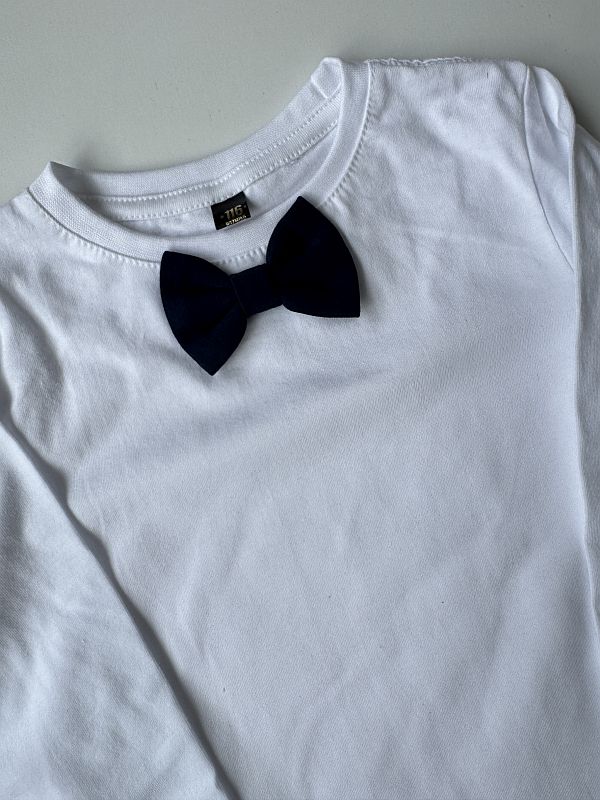 Koszulka biała z długim rękawem z granatową muchą rozmiar 116