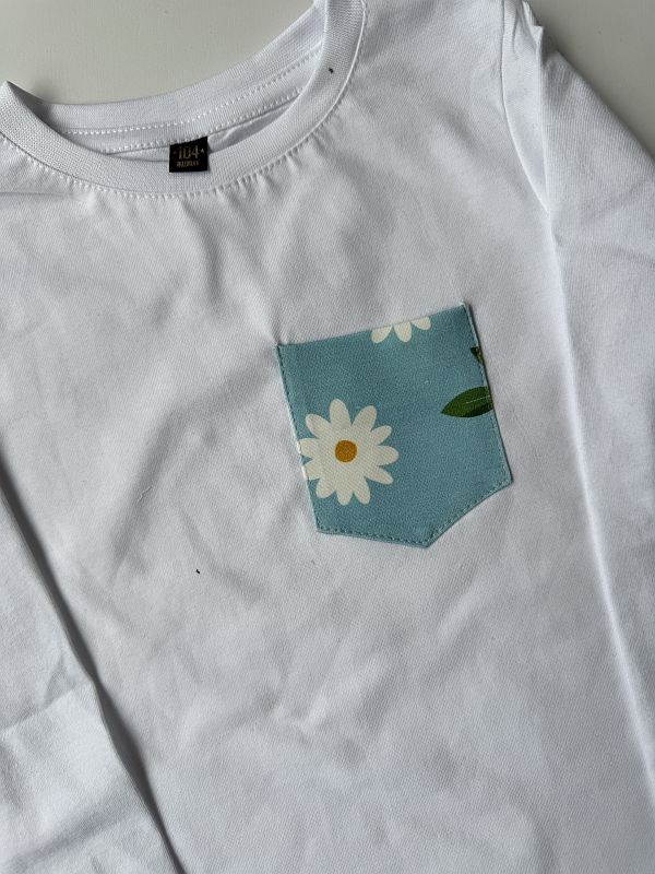 Koszulka biała z długim rękawem niebieska kieszonka rozmiar 104