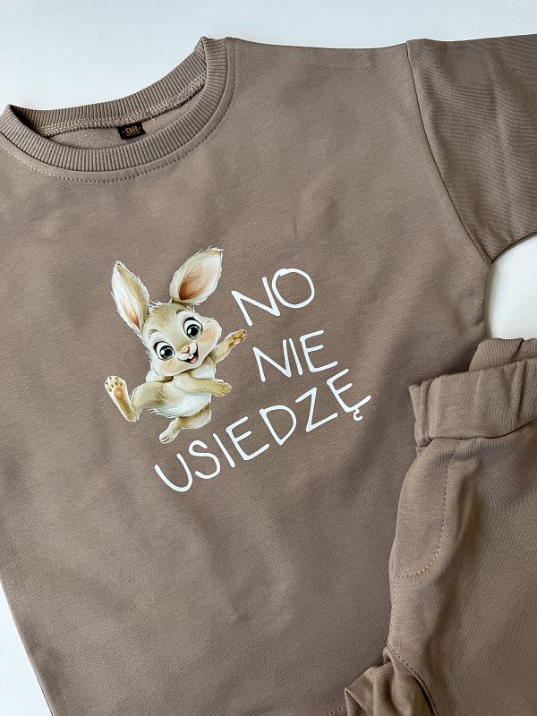 Kawowy komplet z krótkim rękawem i spodenkani no nie usiedzę rozmiar 98