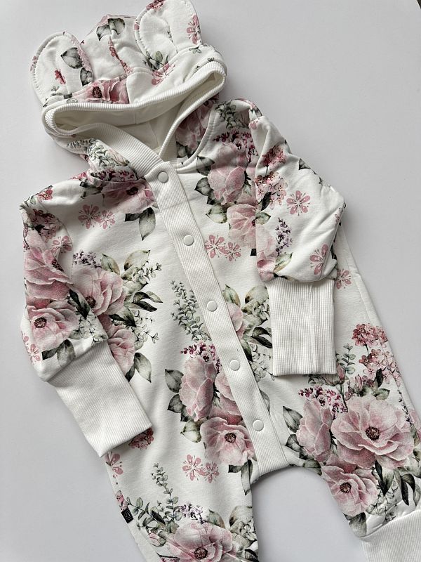 Kombinezon niemowlęcy z kapturem i uszkami kwiaty w kępkach skaza na pleckach rozmiar 62