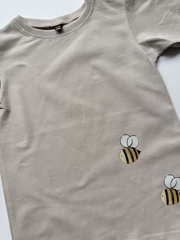 Koszulka beżowa z krótkim rękawem pszczółki rozmiar 128