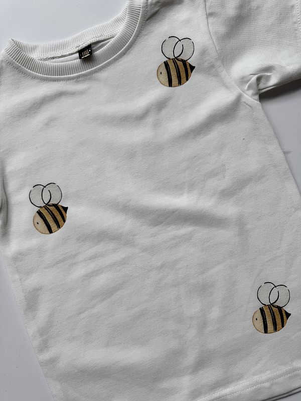 Koszulka ecru z krótkim rękawem pszczółki rozmiar 116