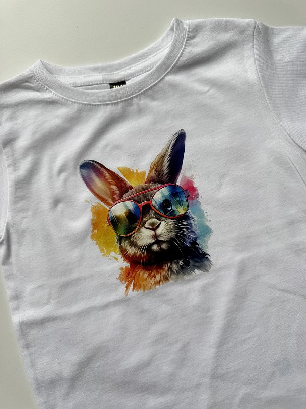 Koszulka biała z krótkim rękawem kolorowy królik rozmiar 104