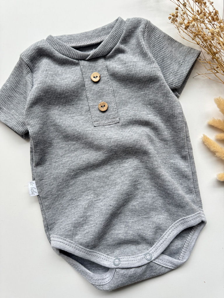 Prążkowane body niemowlęce z krótkim rękawem kolor szary rozmiar 80