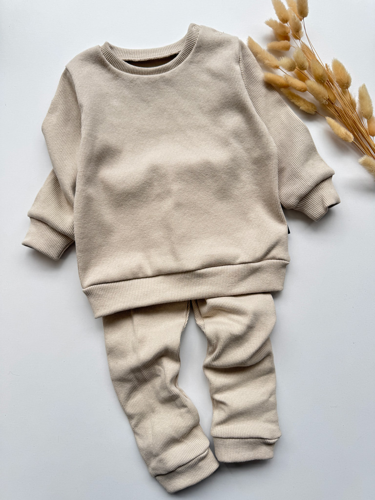 Jasnobeżowy komplet prążkowany (bluza + getry) rozmiar 98