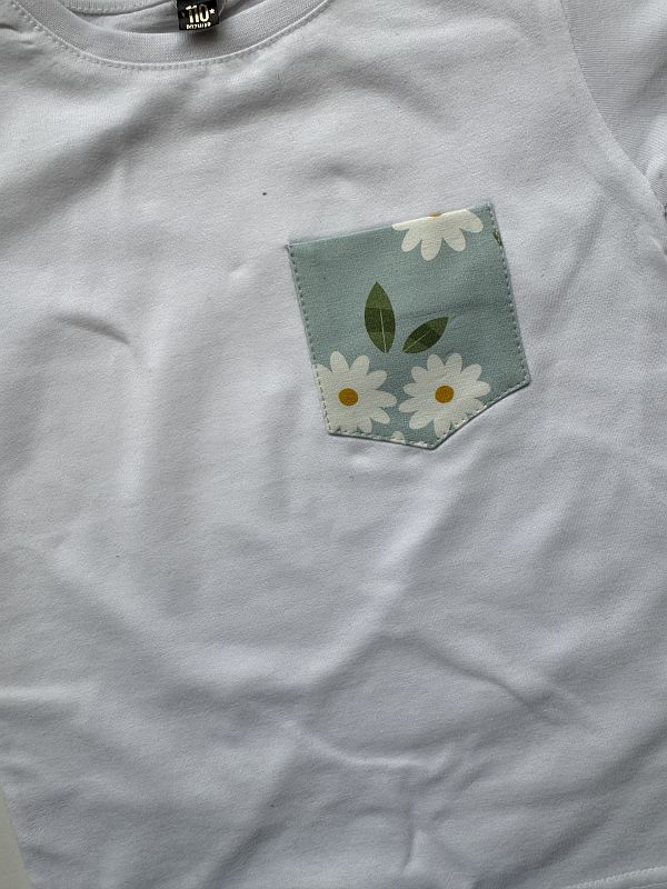 Koszulka biała z krótkim rękawem niebieska kieszonka rozmiar 110